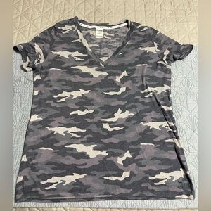 PINK Victoria's Secret Gray Camouflage V-neck Tee Size L